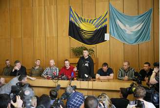 <p>Vyacheslav Ponomaryov (4º à direita), separatista auto-proclamado prefeito, e observadores internacionais da OSCE participam de um encontro com jornalistasn na cidade ucraniana de Slaviansk, neste domingo, 27 de abril</p>