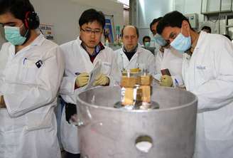 <p>Inspetores da Agência Internacional de Energia Atômica e técnicos iranianos examinam usina nuclear de Natanz, a cerca de 300 quilômetros ao sul de Teerã, em 20 de janeiro</p>