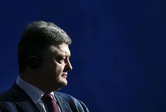 <p>"O exército ucraniano cessa o fogo. Mas isso não quer dizer que não ofereceremos resistência em caso de agressão contra nossos militares", esclareceu Poroshenko</p>