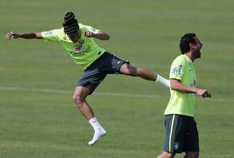 Neymar brinca com Fred durante treino do Brasil neste sábado.