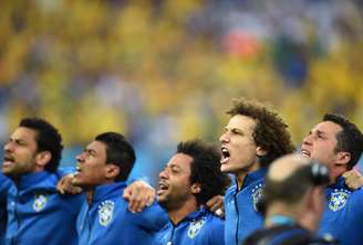 Brasileiros cantam hino em estreia