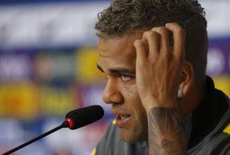 <p>O lateral Daniel Alves é o maior alvo das críticas dos brasileiros</p>