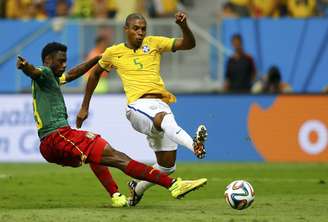 <p>Fernandinho fica com sobra na entrada da área, tabela com Fred e toca no canto para o quarto gol brasileiro </p>