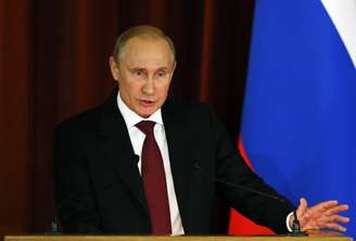 <p>Presidente russo, Vladimir Putin discursa durante um encontro com embaixadores russos, enviados e diplomatas na sede do Ministério do Exterior, em Moscou, nesta terça-feira, 1 de julho</p>