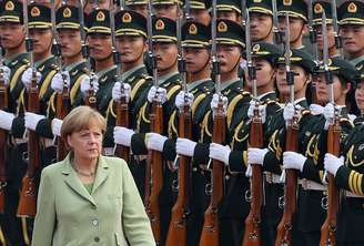 <p>A chanceler alemã Angela Merkel participa de uma cerimônia de honra na área externa do Grande Salão do Povo, em Pequim, China, em 7 de julho</p>