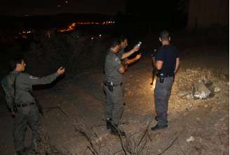 <p>Polícia israelense analisa restos de um foguete disparado em Jerusalém</p>