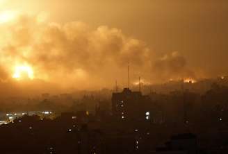 <p>Céu de Gaza fica coberto de fumaça após disparo de mísseis de Israel, em 22 de julho</p>