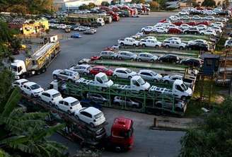 <p>Carros novos são transportados em São Bernardo do Campo (SP)</p>