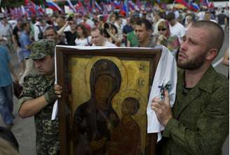 <p>Manifestantes carregam uma imagem da Virgem Maria, um dos ícones mais importantes dos russos ortodoxos, durante comício em Moscou</p>