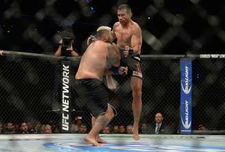 Fabrício Werdum aplica joelhada para nocautear Mark Hunt e garantir o cinturão interino dos pesados do UFC