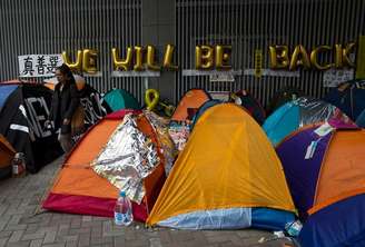 Manifestantes pró-democracia ocupam calçada com barracas em frente à sede do governo de Hong Kong. 10/12/2014.