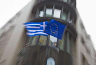 <p>Bandeiras da Grécia e da União Europeia do lado de fora da embaixada grega em Bruxelas</p>