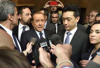 Berlusconi e Bee Taechaubol já acertavam venda desde o começo do ano