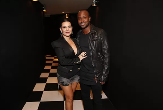 A atriz Fernanda Souza e o marido, Thiaguinho, durante festa de lançamento de "A Regra do Jogo", nesta quinta-feira (27), no Rio de Janeiro