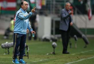 Marcelo Oliveira e Tite passam instruções para seus jogadores à beira do campo no Allianz Parque