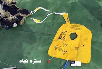 Imagens de objetos encontrados em meio aos destroços do avião da EgyptAir foram postadas na página do Facebook do porta-voz das Forças Armadas do Egito 