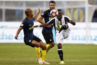 Jogadores de Inter de Juventus disputam bola no dérbi deste domingo (Foto: MARCO BERTORELLO/AFP)