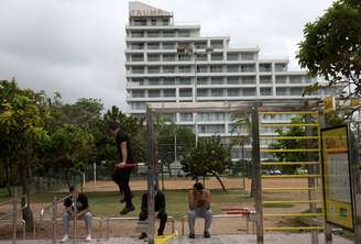 Localizado na Barra da Tijuca, o hotel, que custou cerca de R$ 333 milhões, foi aberto em agosto deste ano por ocasião dos Jogos Olímpicos. No entanto, opera apenas parcialmente, já que ainda tem quartos em obras.