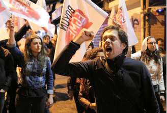 Milhares de pessoas saíram às ruas pela Turquia para protestar contra o resultado do referendo