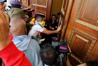 Simpatizantes do governo tentam invadir Assembleia Nacional da Venezuela, em Caracas
05/07/2017 REUTERS/Andres Martinez Casares
