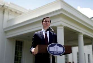 Genro do presidente dos EUA, Donald Trump, e um de seus principais assessores, Jared Kushner fala do lado de fora da Casa Branca
24/07/2017
REUTERS/Joshua Roberts