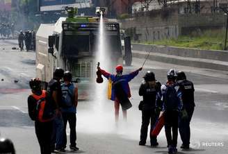 Jovem violinista venezuelano Wuilly Arteaga, durante protesto contra o governo do presidente Nicolás Maduro, em Caracas 24/05/2017 REUTERS/Carlos Garcia Rawlins