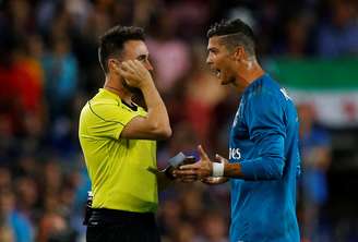 Cristiano Ronaldo reclama com árbitro após ser expulso contra o Barcelona
  13/8/2017    REUTERS/Juan Medina
