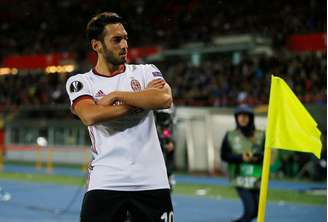 Hakan Calhanoglu comemora seu gol, o primeiro do Milan