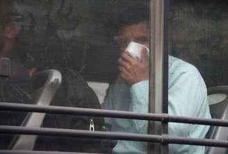 Segundo outros passageiros, odor era "insuportável"; Prakash Kumar, de 27 anos, foi libertado sob fiança