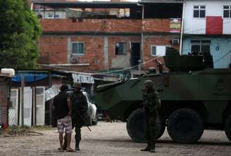 Membros das Forças Armadas patrulham favela durante operação contra violência no Rio 21/02/2017 REUTERS/Pilar Olivares