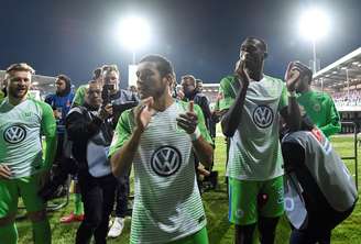 Jogadores do Wolfsburg comemoram permanência na elite da Alemanha
 21/5/2018    REUTERS/Fabian Bimmer    