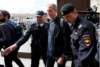 Ativista gay é detido por protestar em Moscou
