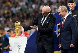 O presidente da Fifa, Gianni Infantino, mostra o troféu do mundial para o presidente russo, Vladimir Putin