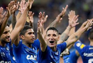 Jogadores do Cruzeiro comemoram classificação; ao centro, o meia Thiago Neves
