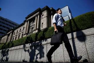 Homem caminha em frente a sede do Banco do Japão em Tóquio
29/07/2016
REUTERS/Kim Kyung-Hoon