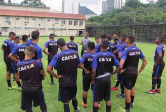 Marcos Soares reunido com o time sub-20, em General Severiano (Foto: Reprodução / Twitter BFR)