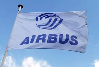 Logo da airbus em bandeira hasteada
08/01
REUTERS/Regis Duvignau