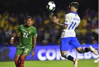 Coutinho cabeceia para marcar o segundo dele no jogo - FOTO: Nelson ALMEIDA / AFP