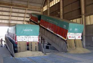 Caminhões descarregam grãos de soja para processamento na região de Rosário, Argentina 
08/09/2010
REUTERS/Nicolas Misculin