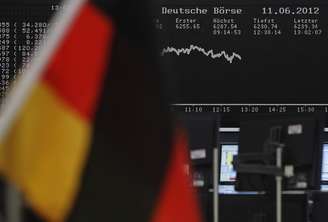 Bandeira da Alemanha é vista na Bolsa de Valores de Frankfurt
11/06/2012
REUTERS/Alex Domanski 