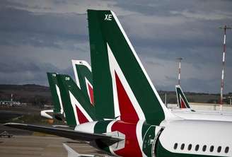 Aviões da Alitalia no Aeroporto de Fiumicino, nos arredores de Roma