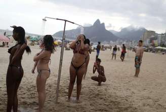 Mulheres se refrescam em chuveiro na praia de Ipanema, no Rio de Janeiro
15/10/2019
REUTERS/Pilar Olivares