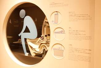 Mostrador no museu da fabricante de vasos sanitários Toto, em Kitakyushu, no Japão, mostra funcionamento interno de privada
06/02/2020 REUTERS/Sakura Murakami