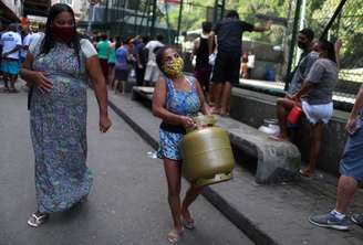 Mulher carrega botijão de gás doado em favela da Rocinha, no Rio de Janeiro
22/05/2020
REUTERS/Pilar Olivares