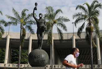 Homem corre com máscara no entorno do Maracanã
23/04/2020
REUTERS/Sergio Moraes