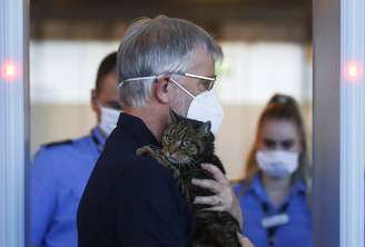 Um homem carregando um gato passa pelo controle de segurança no Aeroporto Internacional de Viena
01/07/2020
REUTERS/Lisi Niesner
