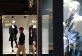 Homem usando máscara entra no shopping Cidade São Paulo em meio a pandemia de Covid-19 
11/06/2020
REUTERS / Amanda Perobelli