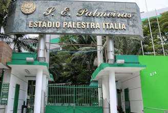 Portões de entrada na sede social do Palmeiras, na rua Palestra Itália, foram danificados (Foto: Agência Palmeiras)
