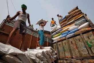 Trabalhadores movimentam sacas de açúcar em Calcutá, Índia 
14/11/2018
REUTERS/Rupak De Chowdhuri