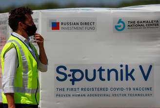 Doses da vacina Sputnik V contra Covid-19 chegam a aeroporto de Buenos Aires. 16/1/2021. REUTERS/Agustin Marcarian